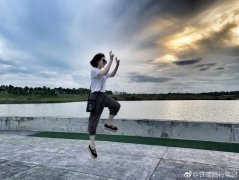 49岁许晴素颜直播庆生网友直呼“真是皮肤管理得好，女神不老”